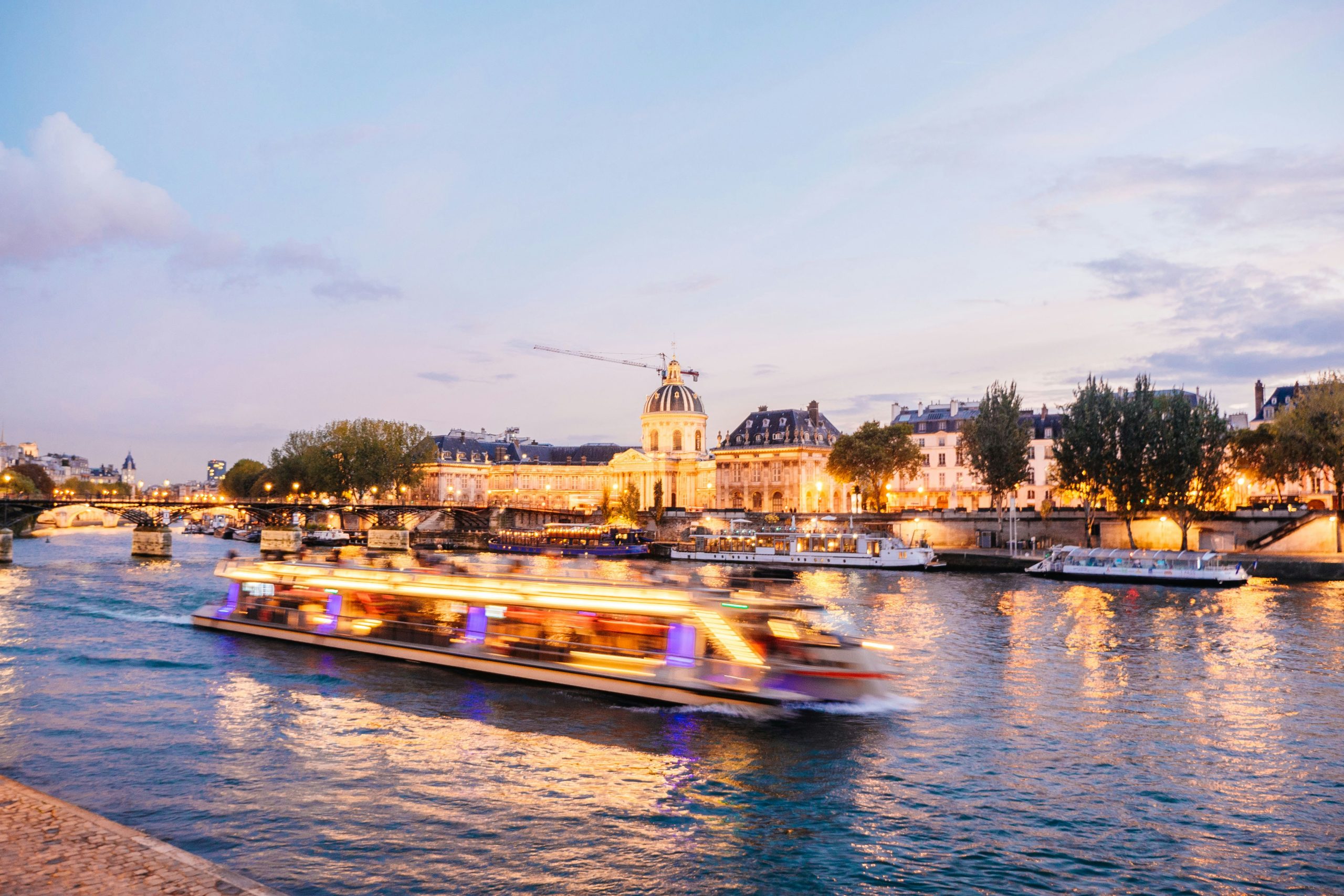 Voyage tranquille en bateau-mouche.